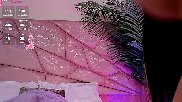 Snapshot of _Naomi_Fox_ chatting on 23, 12, 2025 Naomi Fox online show from 23, 12, 2025