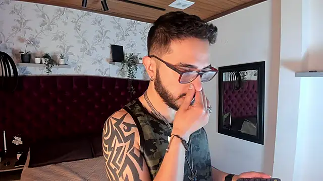 Snapshot of dave_wolff chatting on 19, 11, 2025 dave wolff online show from 19, 11, 2025