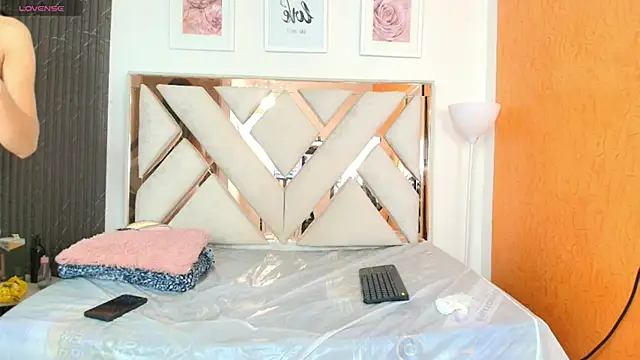 Antonella And Thiago online show from 20, 12, 2025