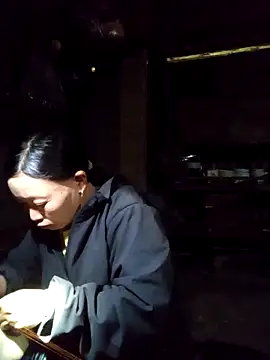 girl-hot2x online show from 13, 11, 2025