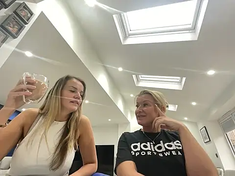 Snapshot of Cutebrowneyes_ chatting on 12, 11, 2025 Cutebrowneyes online show from 12, 11, 2025