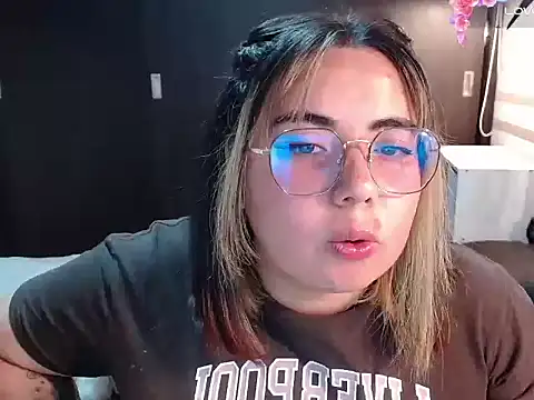 YiniBelle online show from 9, 3, 2026