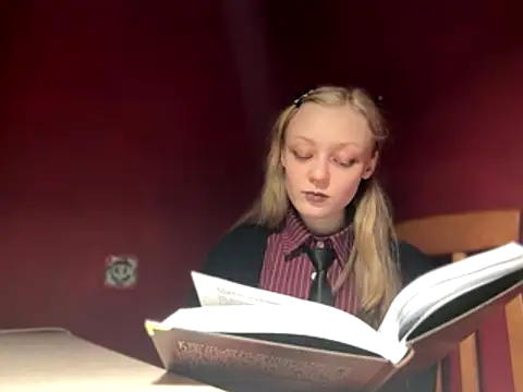 Snapshot of moonlight_fiend chatting on 19, 12, 2025 moonlight fiend online show from 19, 12, 2025