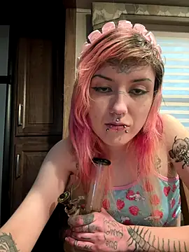 Snapshot of needlefaceUwU chatting on 13, 11, 2025 needlefaceUwU online show from 13, 11, 2025