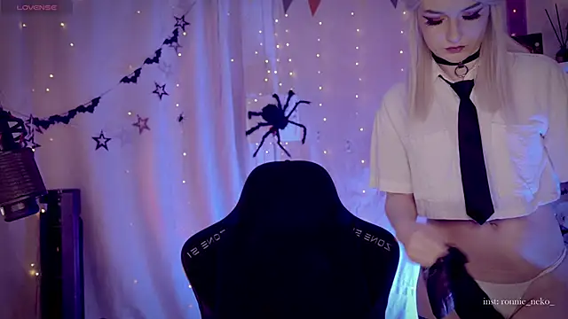 Snapshot of vronnier chatting on 25, 11, 2025 vronnier online show from 25, 11, 2025