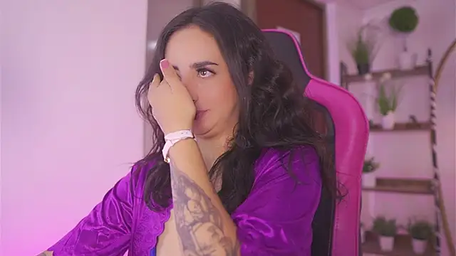 Snapshot of Enola_Holmes_ chatting on 26, 11, 2025 Enola Holmes online show from 26, 11, 2025