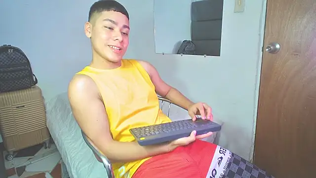 Snapshot of Lucastorrez01 chatting on 16, 11, 2025 Lucastorrez01 online show from 16, 11, 2025