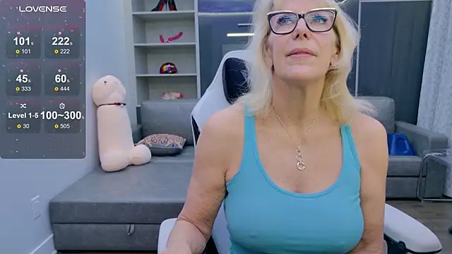 Snapshot of FitCougar chatting on 27, 11, 2025 FitCougar online show from 27, 11, 2025