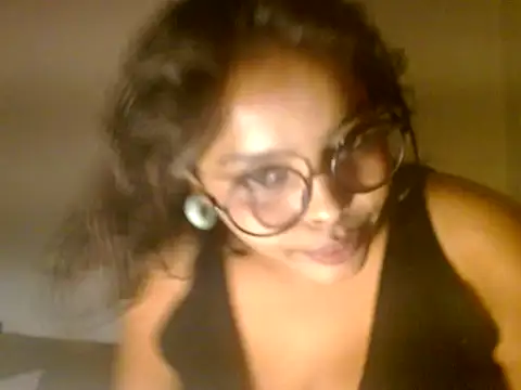Snapshot of raveena_hot chatting on 23, 12, 2025 raveena hot online show from 23, 12, 2025