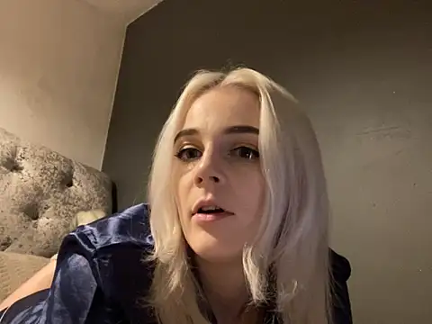 Snapshot of BellaJade_ chatting on 18, 11, 2025 BellaJade online show from 18, 11, 2025