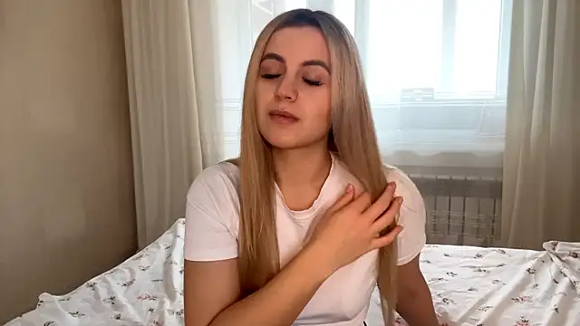 Snapshot of LuciaShadwell chatting on 21, 11, 2025 LuciaShadwell online show from 21, 11, 2025