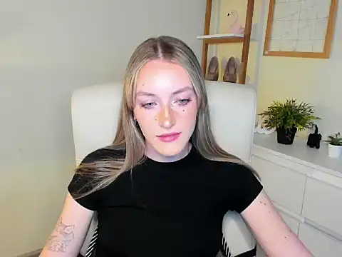 Snapshot of EvelynBlond chatting on 21, 11, 2025 EvelynBlond online show from 21, 11, 2025