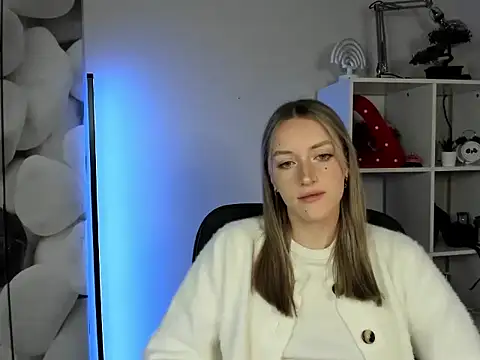 Snapshot of EvelynBlond chatting on 24, 11, 2025 EvelynBlond online show from 24, 11, 2025