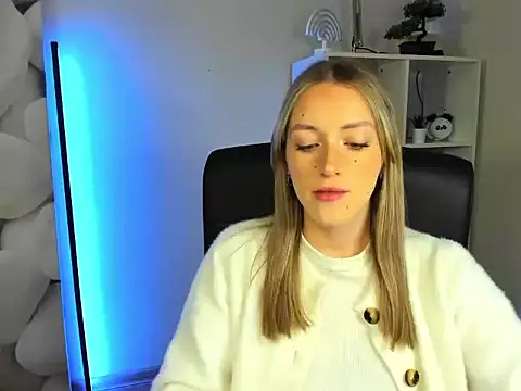 Snapshot of EvelynBlond chatting on 25, 11, 2025 EvelynBlond online show from 25, 11, 2025