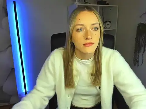 Snapshot of EvelynBlond chatting on 26, 11, 2025 EvelynBlond online show from 26, 11, 2025