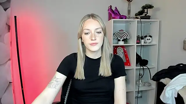 Snapshot of EvelynBlond chatting on 3, 2, 2026 EvelynBlond online show from 3, 2, 2026