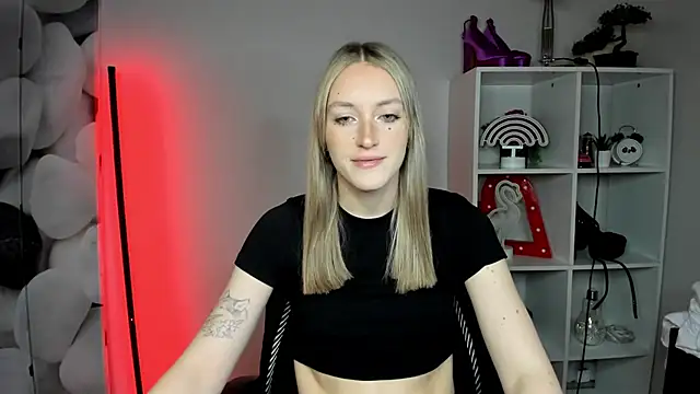 Snapshot of EvelynBlond chatting on 9, 2, 2026 EvelynBlond online show from 9, 2, 2026