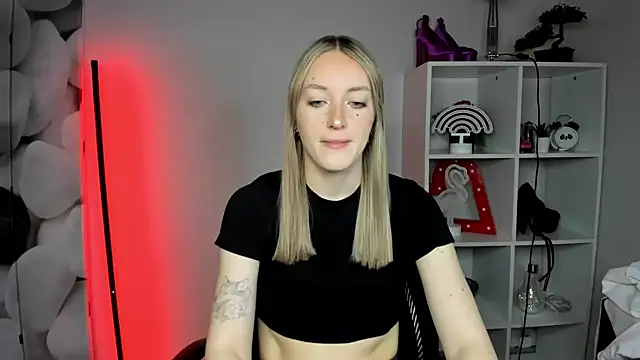 Snapshot of EvelynBlond chatting on 12, 2, 2026 EvelynBlond online show from 12, 2, 2026