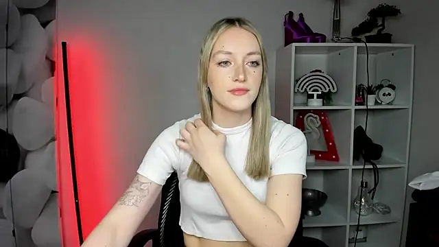 Snapshot of EvelynBlond chatting on 13, 2, 2026 EvelynBlond online show from 13, 2, 2026