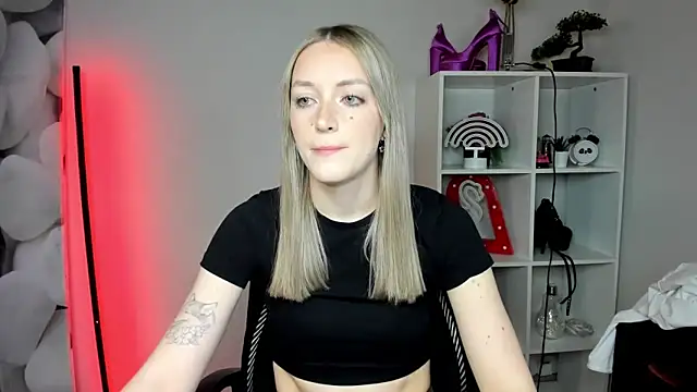 Snapshot of EvelynBlond chatting on 18, 2, 2026 EvelynBlond online show from 18, 2, 2026