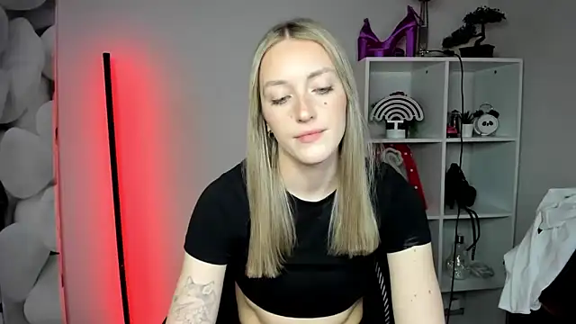 Snapshot of EvelynBlond chatting on 18, 2, 2026 EvelynBlond online show from 18, 2, 2026