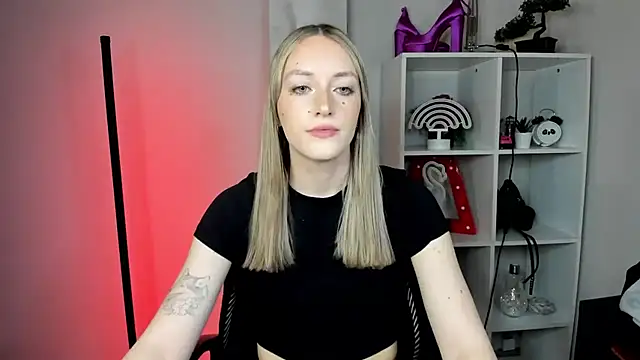 Snapshot of EvelynBlond chatting on 24, 2, 2026 EvelynBlond online show from 24, 2, 2026