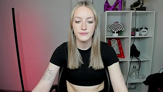 Snapshot of EvelynBlond chatting on 27, 2, 2026 EvelynBlond online show from 27, 2, 2026