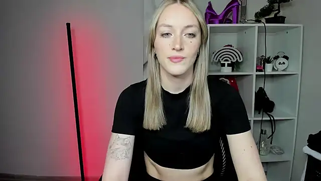 Snapshot of EvelynBlond chatting on 2, 3, 2026 EvelynBlond online show from 2, 3, 2026