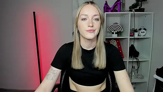 Snapshot of EvelynBlond chatting on 2, 3, 2026 EvelynBlond online show from 2, 3, 2026