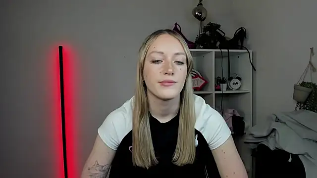 EvelynBlond online show from 9, 4, 2026