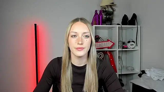 EvelynBlond online show from 18, 5, 2026