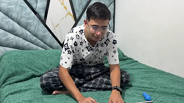 Snapshot of DereckxSophia chatting on 15, 12, 2025 DereckxSophia online show from 15, 12, 2025