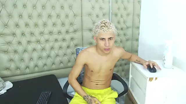 Snapshot of HollmanFronsh chatting on 30, 11, 2025 HollmanFronsh online show from 30, 11, 2025