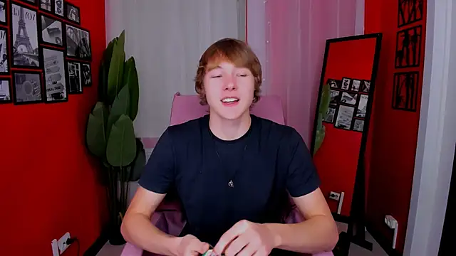 Snapshot of DonaldWoon chatting on 4, 12, 2025 DonaldWoon online show from 4, 12, 2025