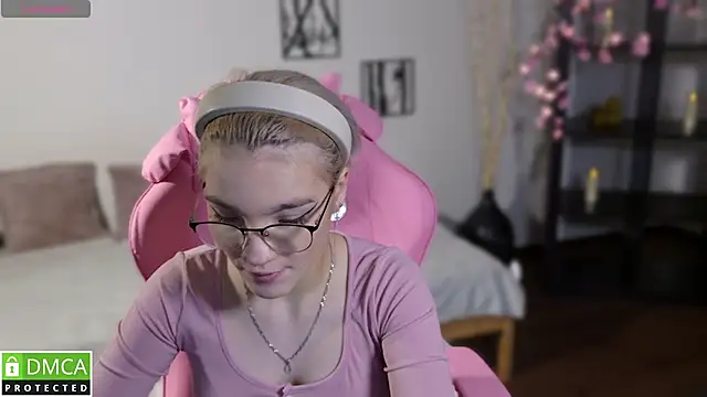 Snapshot of Megan_Lora chatting on 25, 11, 2025 Megan Lora online show from 25, 11, 2025