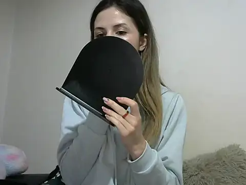 Snapshot of Erii18 chatting on 22, 11, 2025 Erii18 online show from 22, 11, 2025