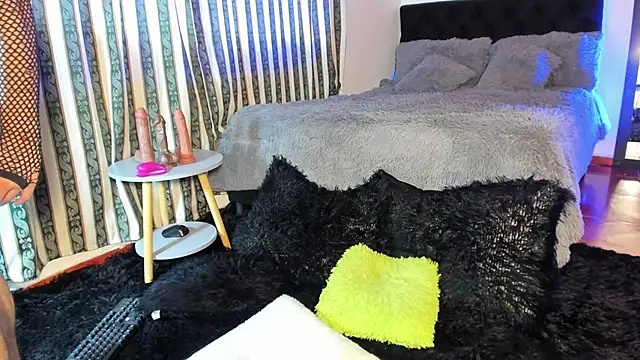 Snapshot of Hugucam chatting on 4, 5, 2026 Hugucam online show from 4, 5, 2026