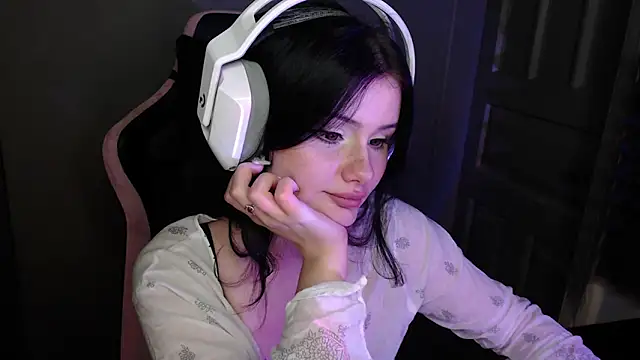 Snapshot of Moon_raven chatting on 22, 12, 2025 Moon raven online show from 22, 12, 2025