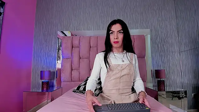 Snapshot of Fernanda_Thail chatting on 17, 12, 2025 Fernanda Thail online show from 17, 12, 2025