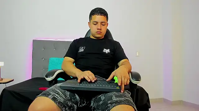 Snapshot of bry_hill chatting on 3, 12, 2025 bry hill online show from 3, 12, 2025