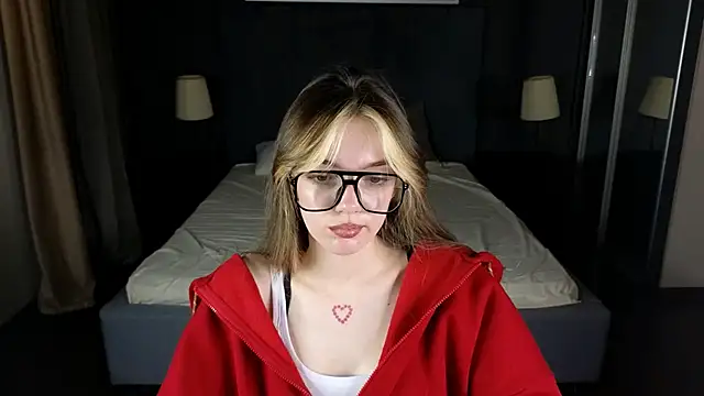 Snapshot of MILLIE_MUR chatting on 15, 12, 2025 MILLIE MUR online show from 15, 12, 2025