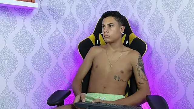 Snapshot of The_big_twink_x chatting on 4, 12, 2025 The big twink x online show from 4, 12, 2025