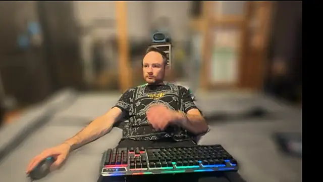 Snapshot of famous1tad chatting on 19, 12, 2025 famous1tad online show from 19, 12, 2025