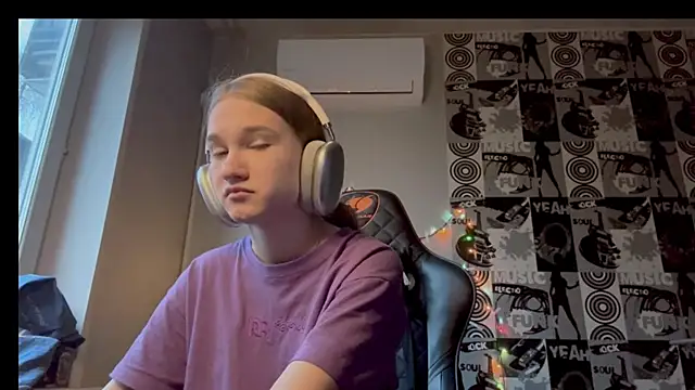 Snapshot of helgicuteness chatting on 15, 12, 2025 helgicuteness online show from 15, 12, 2025