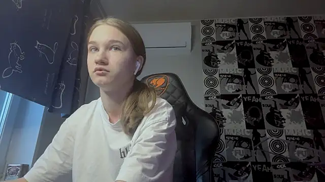 Snapshot of helgicuteness chatting on 20, 12, 2025 helgicuteness online show from 20, 12, 2025