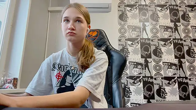 Snapshot of helgicuteness chatting on 6, 1, 2026 helgicuteness online show from 6, 1, 2026