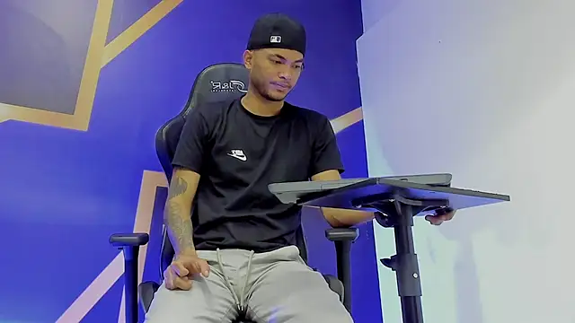 Snapshot of hot_guy_sweet chatting on 18, 12, 2025 hot guy sweet online show from 18, 12, 2025