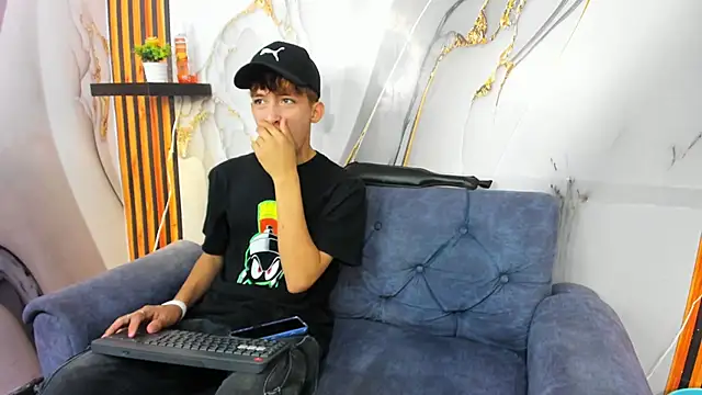 Snapshot of Alex_LatinBoy18 chatting on 28, 11, 2025 Alex LatinBoy18 online show from 28, 11, 2025