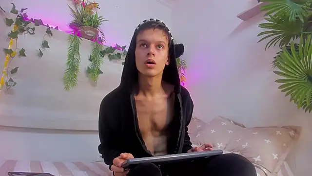 Snapshot of AngelSlimm chatting on 26, 11, 2025 AngelSlimm online show from 26, 11, 2025