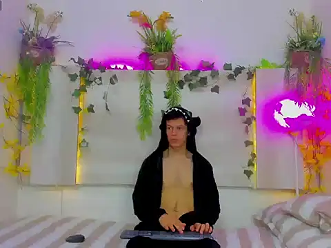 Snapshot of AngelSlimm chatting on 28, 11, 2025 AngelSlimm online show from 28, 11, 2025